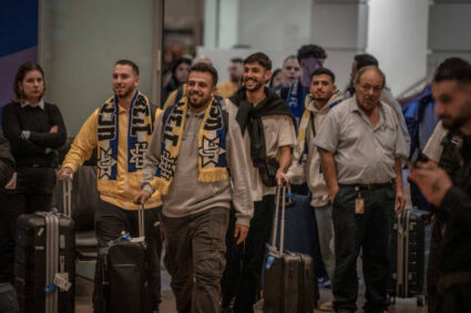 Des supporters israéliens du Maccabi Tel Aviv à Amsterdam avant le match contre l’Ajax.