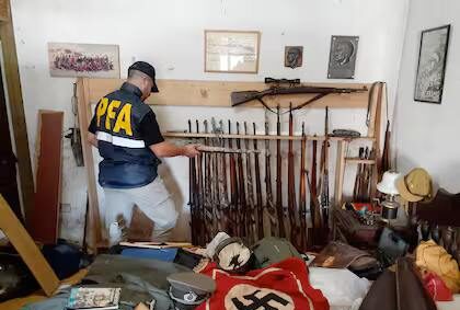 Un arsenal d’armes nazi a été découvert lors d’une perquisition dans une maison de Buenos Aires, en Argentine.