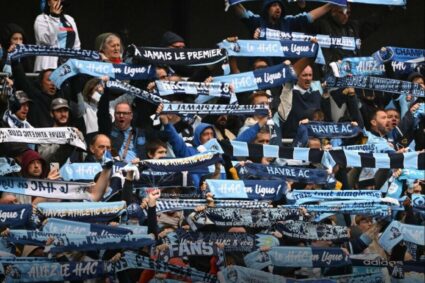 ⚽️🇫🇷Un supporter du Havre de 6 ans, a été interdit de stade, jusqu’en début d’année prochaine, pour avoir jeté des boulette de papiers et des gobelets en carton sur un ami.