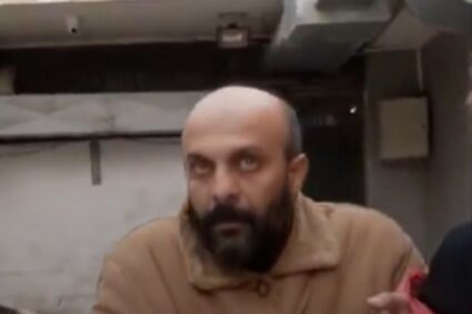 🇸🇾L’homme présenté comme un prisonnier du régime syrien par CNN, dans un reportage, montrant sa libération en direct, est en fait un ex-officier «ripou» de l’armée de Bachar al-Assad.