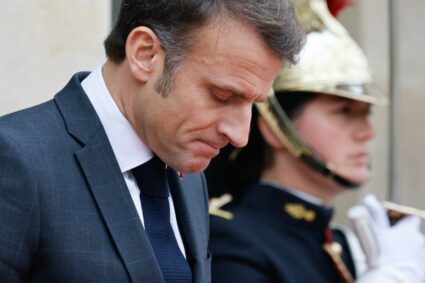 Macron juge qu’une motion de censure “ne peut être votée qu’avec le soutien du RN et du PS”