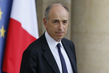 Accusé de détournement de fonds publics, Jean-François Copé est visé par une enquête pour son usage des chauffeurs de la mairie de Meaux, pour 126 315 euros par an, en carburant. Le tout sans délibération en conseil municipal. L’élu vit dans le 16ème, à environ 60 km de l’hôtel de ville.