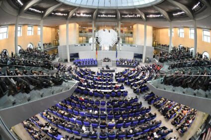 🇩🇪En Allemagne, le président dissout le Parlement et fixe les élections législatives anticipées au 23 février prochain, après la chute du gouvernement d’Olaf Scholz, à la suite de l’explosion de sa coalition.